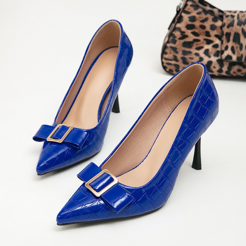 Cobalt Blue Crocodile-Patterned Pointed-Toe Women's High Heels, Adorned with a Bow and Gold Buckle, Featuring a Stiletto Heel Design Cobalt Blue Crocodile-Patterned Pointed-Toe Women's High Heels, Adorned with a Bow and Gold Buckle, Featuring a Stiletto Heel Design