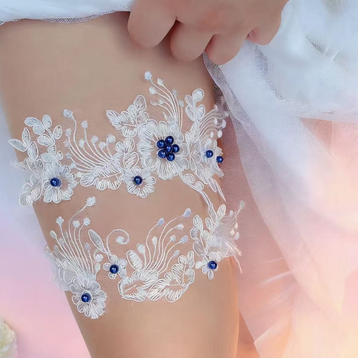 European and American Bridal Lace Garter Belt with Blue Pearl Decoration, Sexy and Alluring Thigh Belt Accessory, Western-Style Wedding Stocking Belt