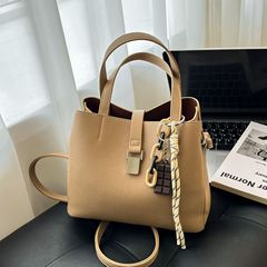 外出手拎包包女式2025新款简约通勤单肩包秋冬复古时尚斜挎水桶包