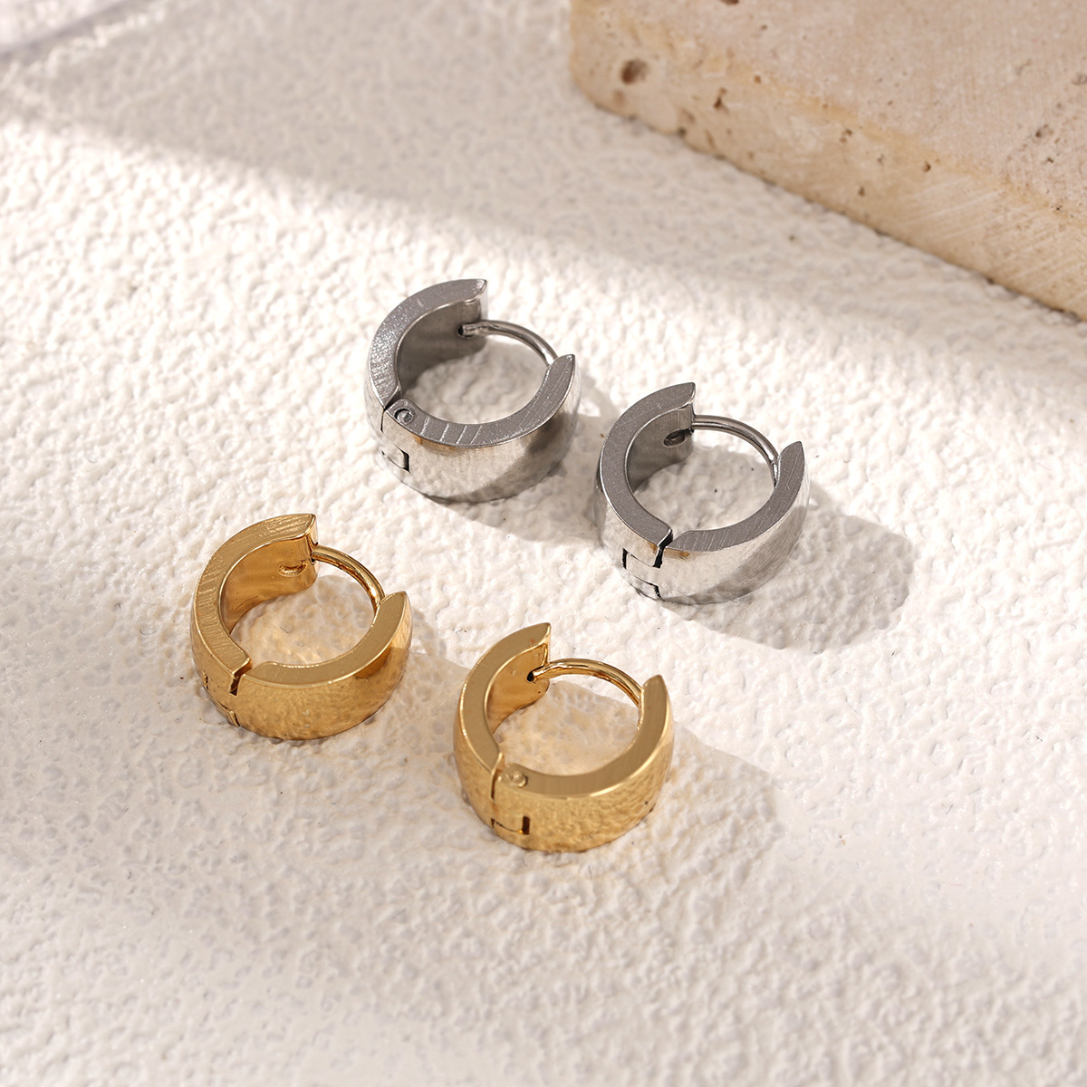 TENA estilo europeo y americano pendientes de acero inoxidable pernos de auriculares ligeros lujosos y brillantes básicos transfronterizos de venta caliente de acero de titanio para mujeres