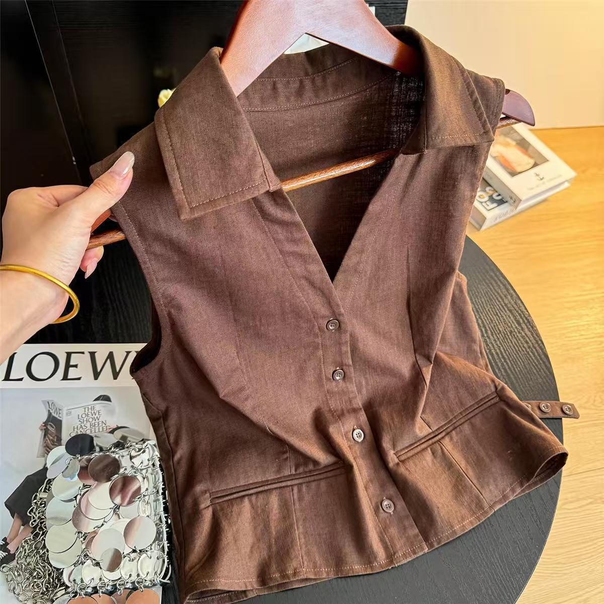 2026 Summer New Coffee-Colored Stylish Polo Collar Sleeveless Vest for Women with Unique Design