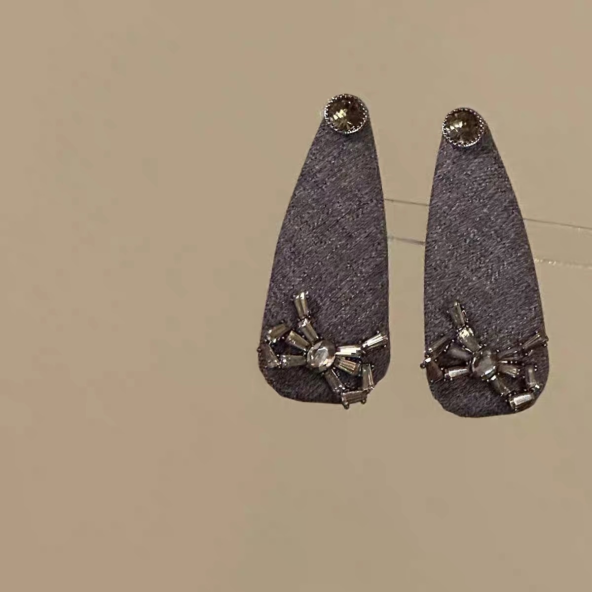 Gray bow rhinestone triangle clip single