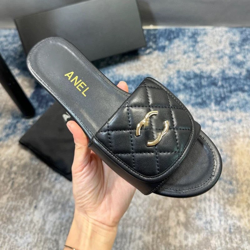 Zapatillas de botón de mochila pequeña fragante de viento para mujeres con zapatillas de fondo plano negro verano 2025 nuevas zapatillas de playa para mujeres