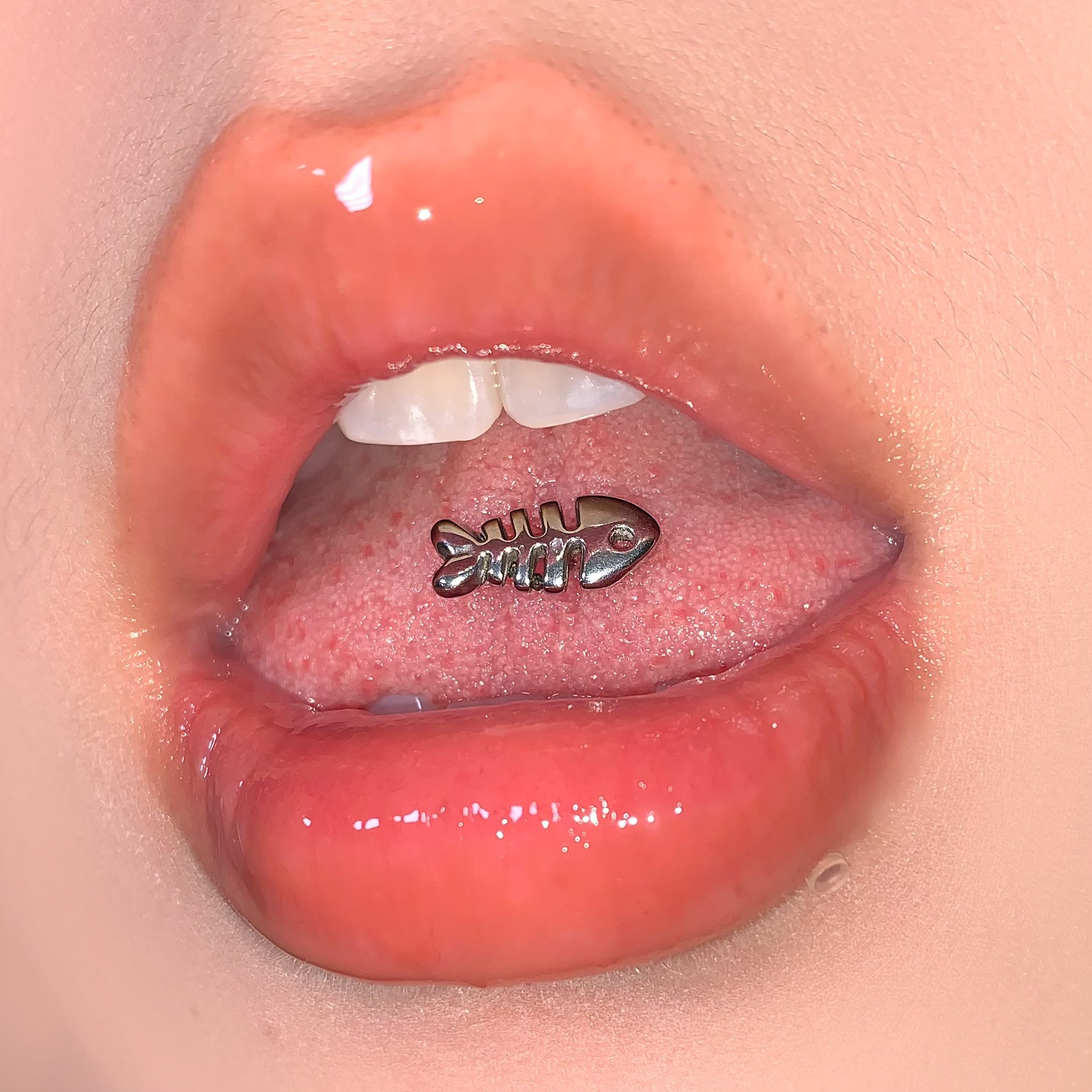 Silver pointed spike labret stud material detail