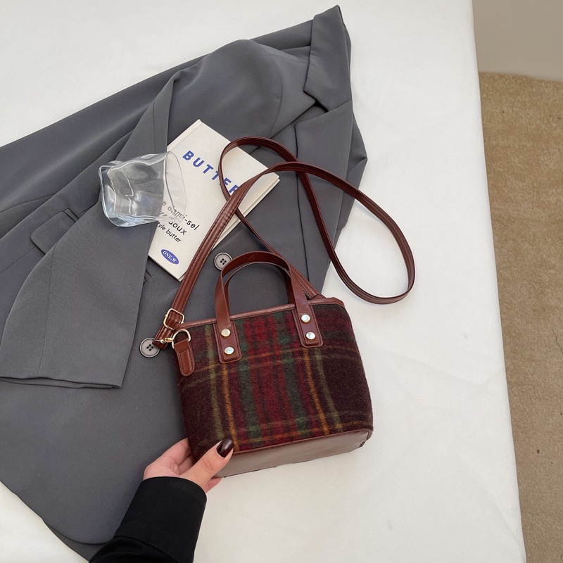 Bolsa de mano de invierno a cuadrillas versátiles nueva moda 2024 bolso de hombro popular retro bolso de balde de mujer