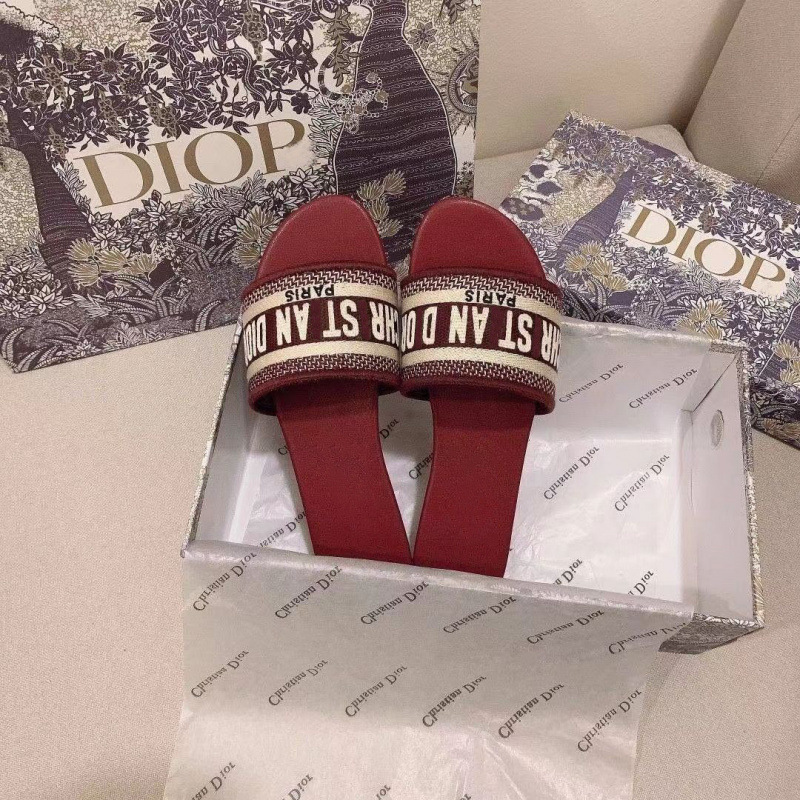 Summer ins alfabeto bordado de una palabra zapatillas exteriores para mujer nuevo estilo 2024 playa estilo de explosión de fondo plano chanclas cómodas y hermosas