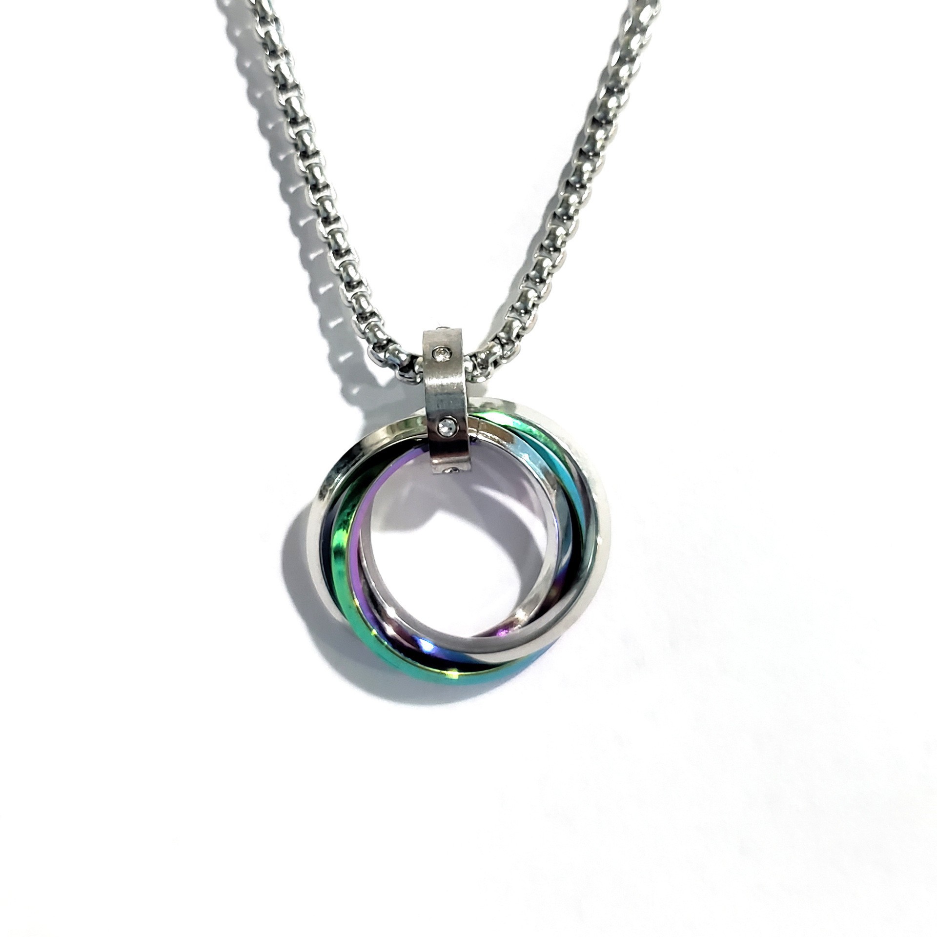 De gama alta de moda versátil suéter Cadena de nicho joyería colgante de los hombres de las mujeres collar de acero de titanio Yiwu Accesorios al por mayor