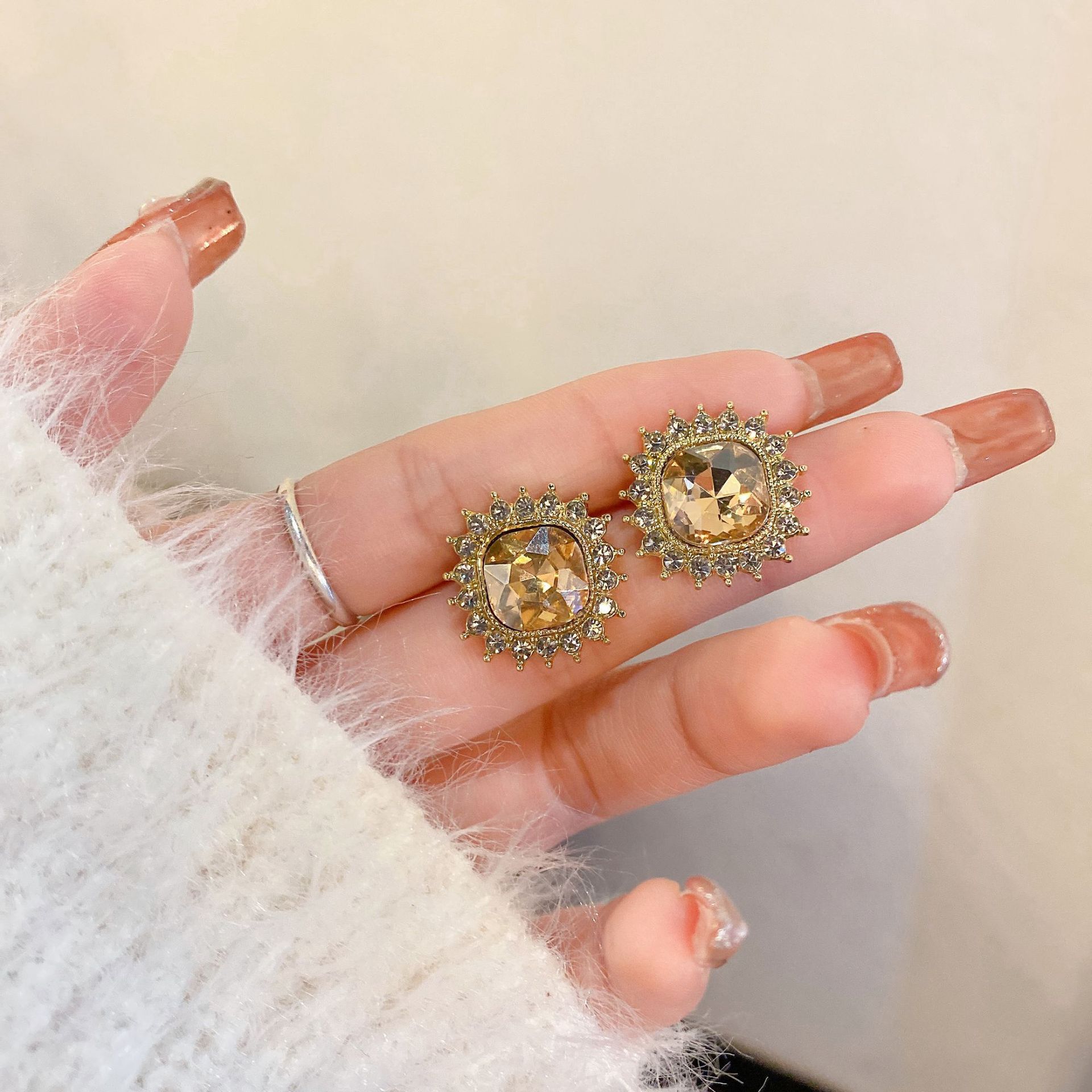 Pendientes transfronterizos, pendientes de metal de alta calidad, pendientes de 2025 nuevos pernos de moda, temperamento ligero y lujoso, pendientes de atmósfera