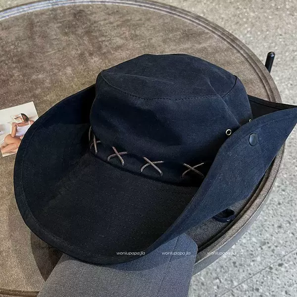 Turn on a denim hat/black