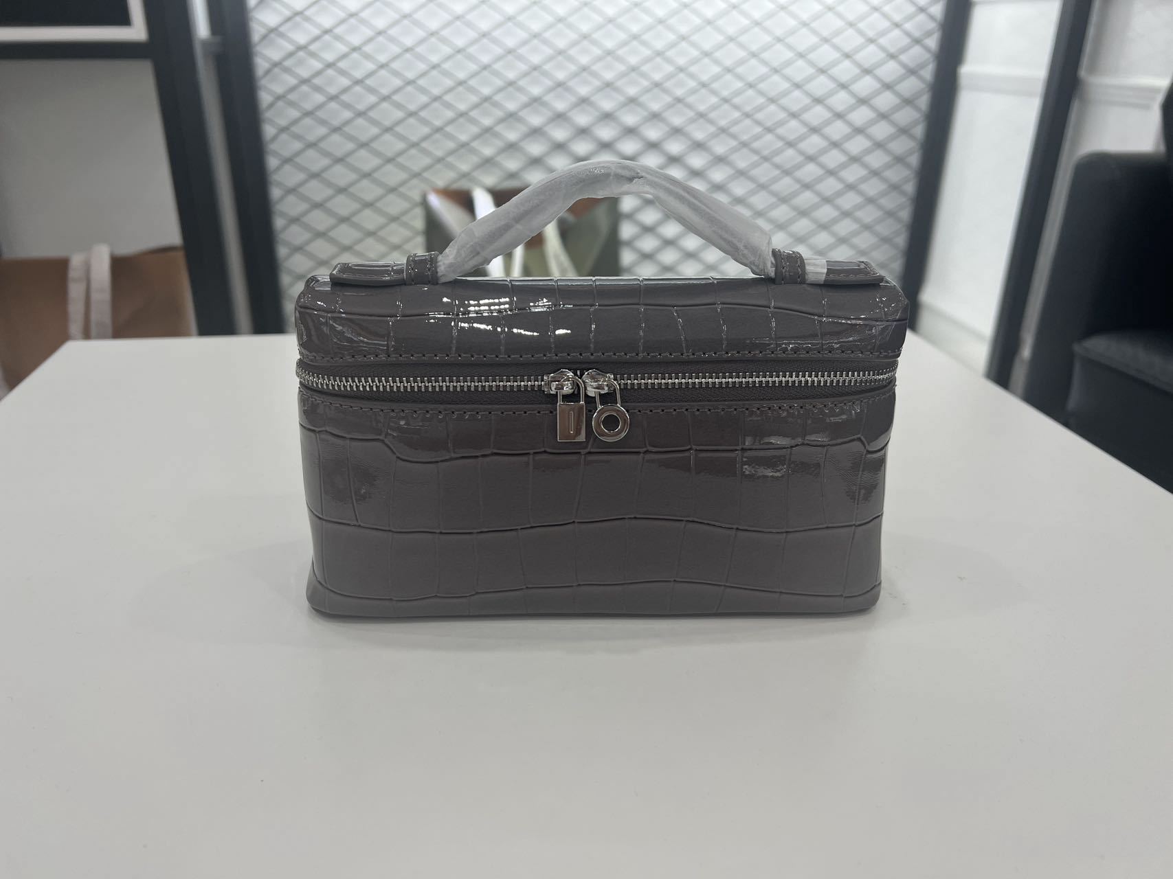 Crocodile ash [hardware without letters]]