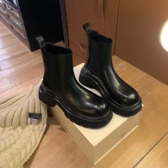 ブドウのお母さんのstudio lee秋冬の新型の流行の丸い頭の太さと厚い底の高くなるチェルシーショートブーツの女性