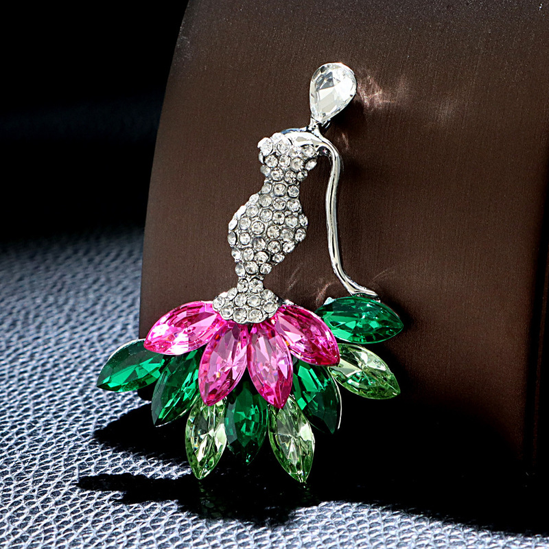 Women's diamond-embedded evening dress brooch corsage high-end sense niche corsage wholesale sweater clothing Women's diamond-embedded evening dress brooch corsage high-end sense niche corsage wholesale sweater clothing