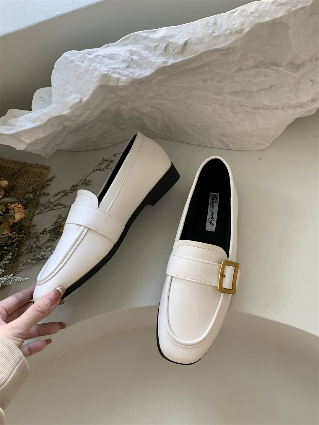 Flat-soled single shoes for women 2025 spring and autumn new black loafers one-foot bean shoes British style round-toe leather shoes