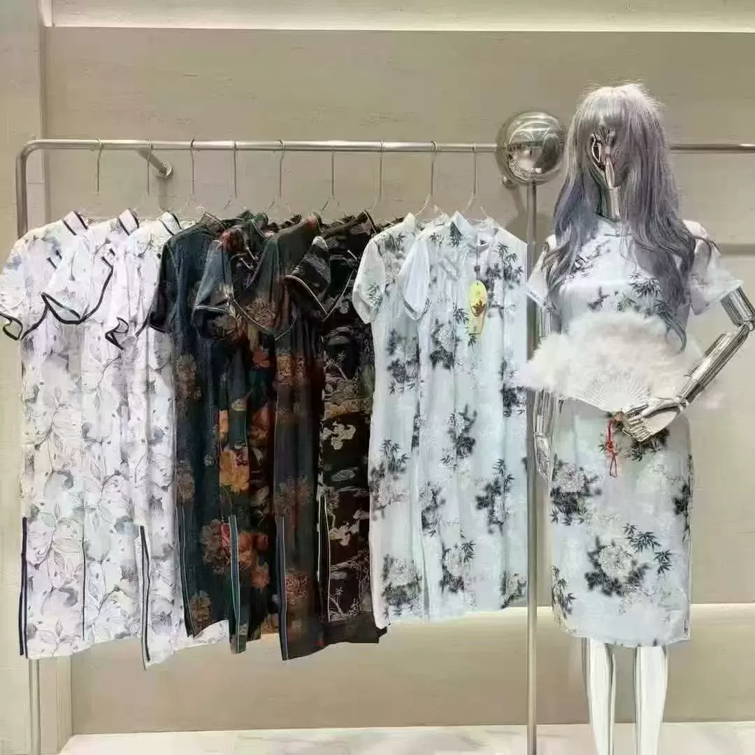 Улучшенная версия бренда Cheongsam от Xiao Pingping представляет 25 летних нарядов от классического гонконгского бренда из шелкового шелка тутового дерева.