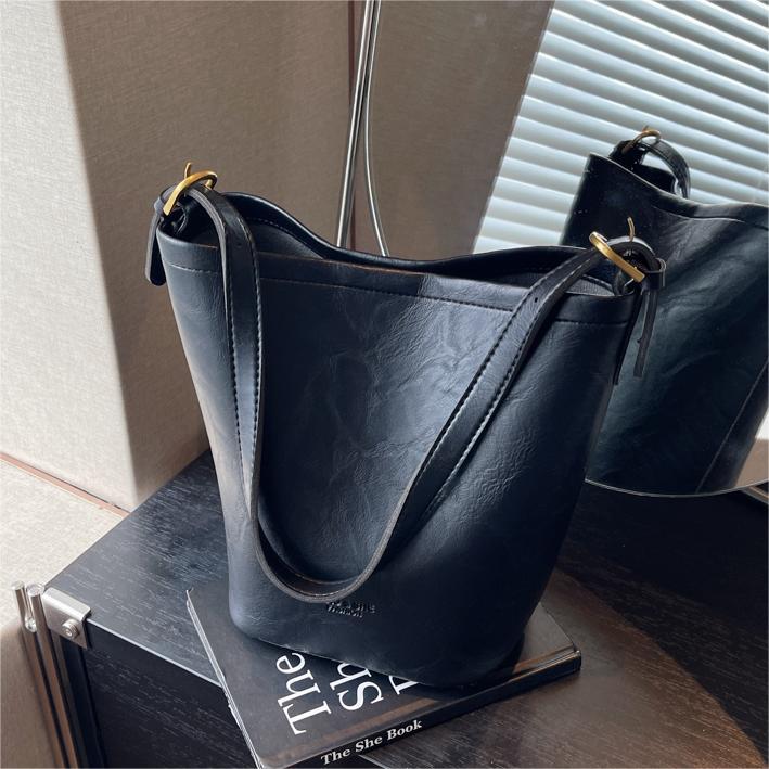 Este año, la popularidad de la bolsa de cubo de mano 2024 nueva bolsa de mujer, bolso de hombro de moda coreana, nicho popular de alta calidad, bolso de mochila