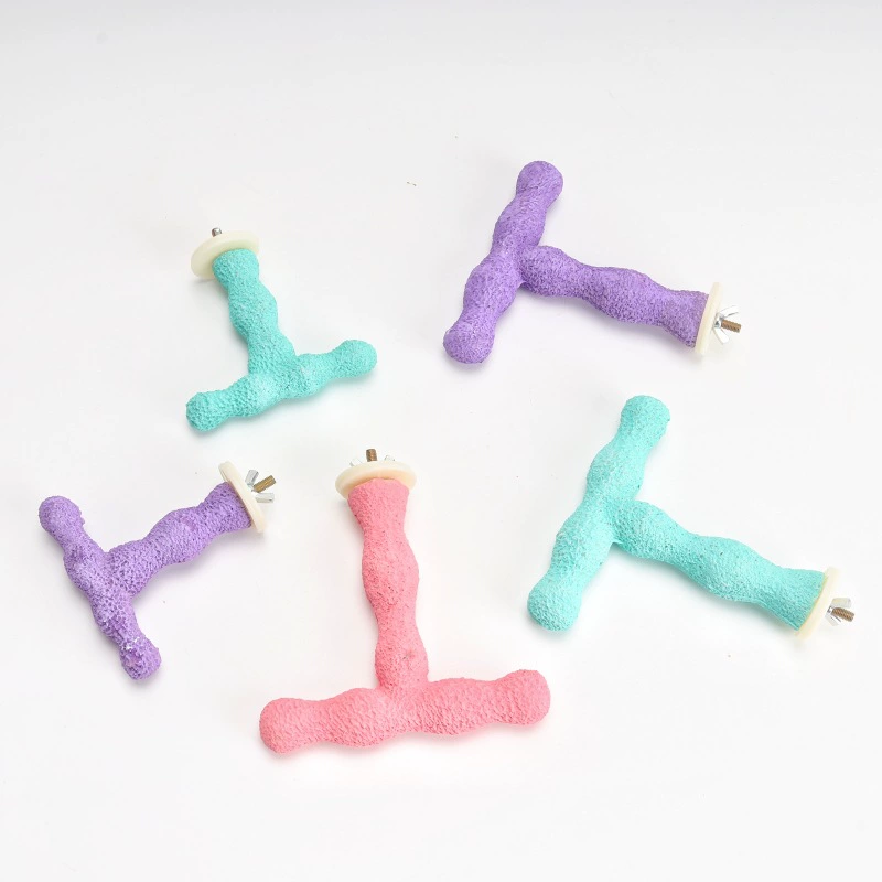 Попугай точит клюв, клюв, клюв, матовая станция