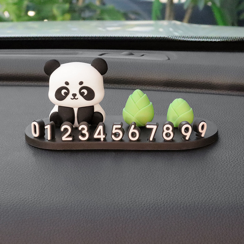 Sentarse con brotes de bambú de panda + placa de estacionamiento oval negra