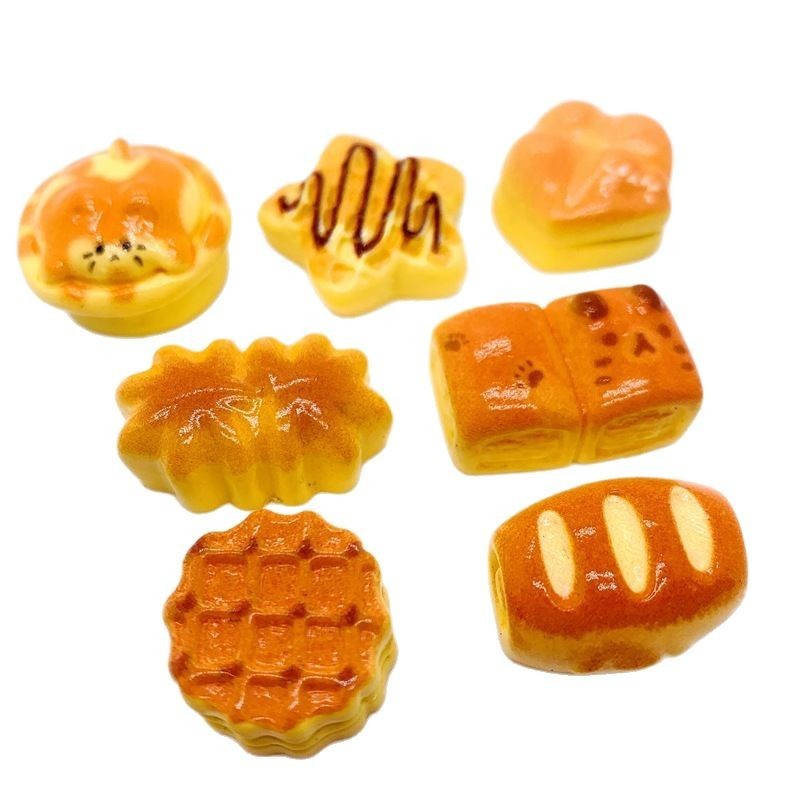 カレー色の猫のパンは食べて遊んでいます。|undefined