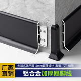 Алюминиевая сплава пряжка на земле.