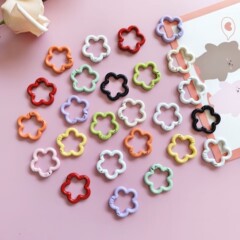 キャンディー色の花のスプリングは漆の金属のカラーの梅の花を掛けて桜の鍵を掛けます。