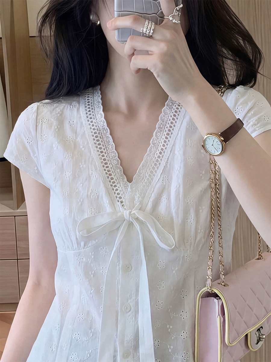 Áo sơ mi nữ cổ chữ V thêu hoa tay ngắn kèm thắt lưng — màu trắng