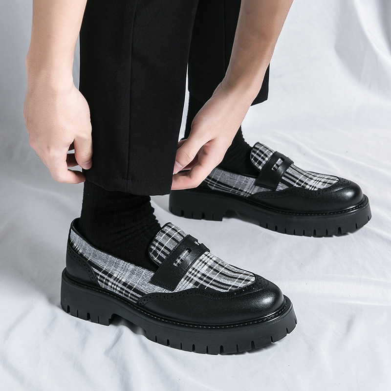 Cross-border tamaño 46 graso aumento de la parte superior de los zapatos de cuero de hombre esmaltado cara brillante zapatos casuales de talón grueso Lefour estilo de pelo zapatos de moda
