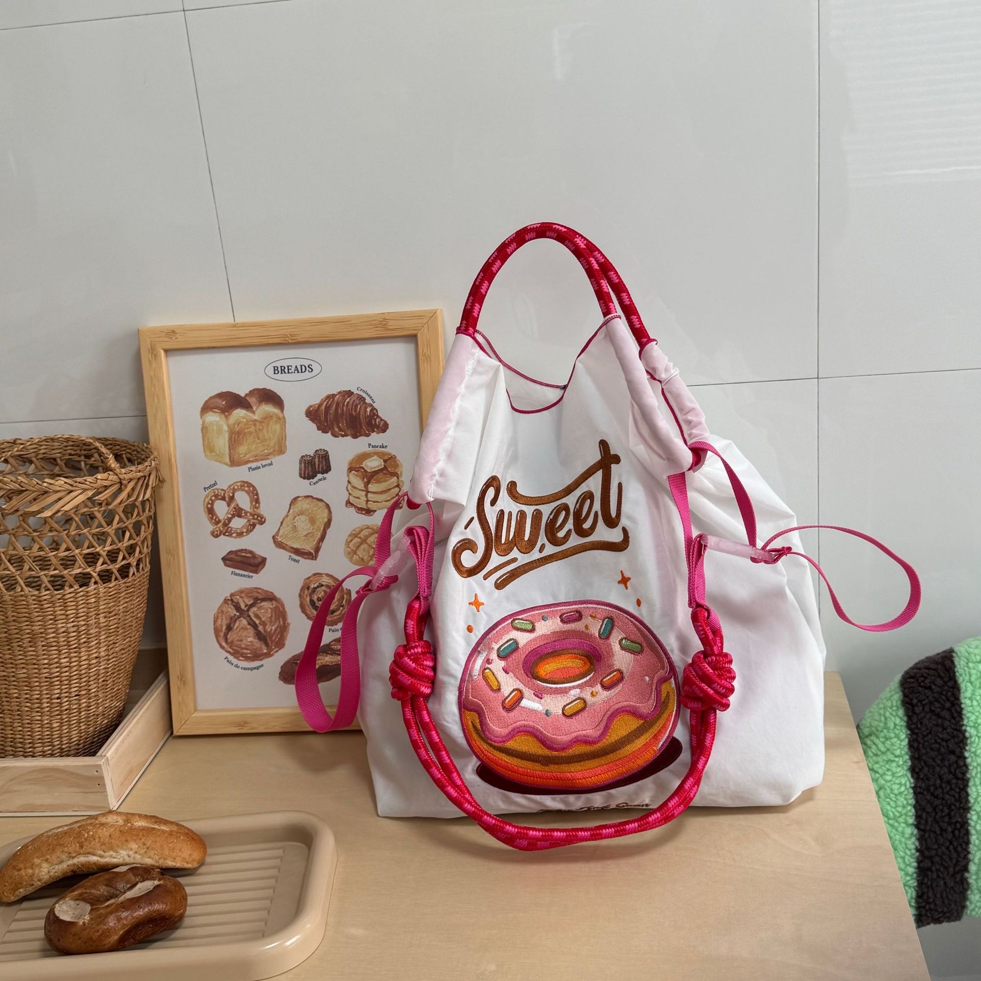 흰색 맛있는 도넛 (어깨 끈없이)