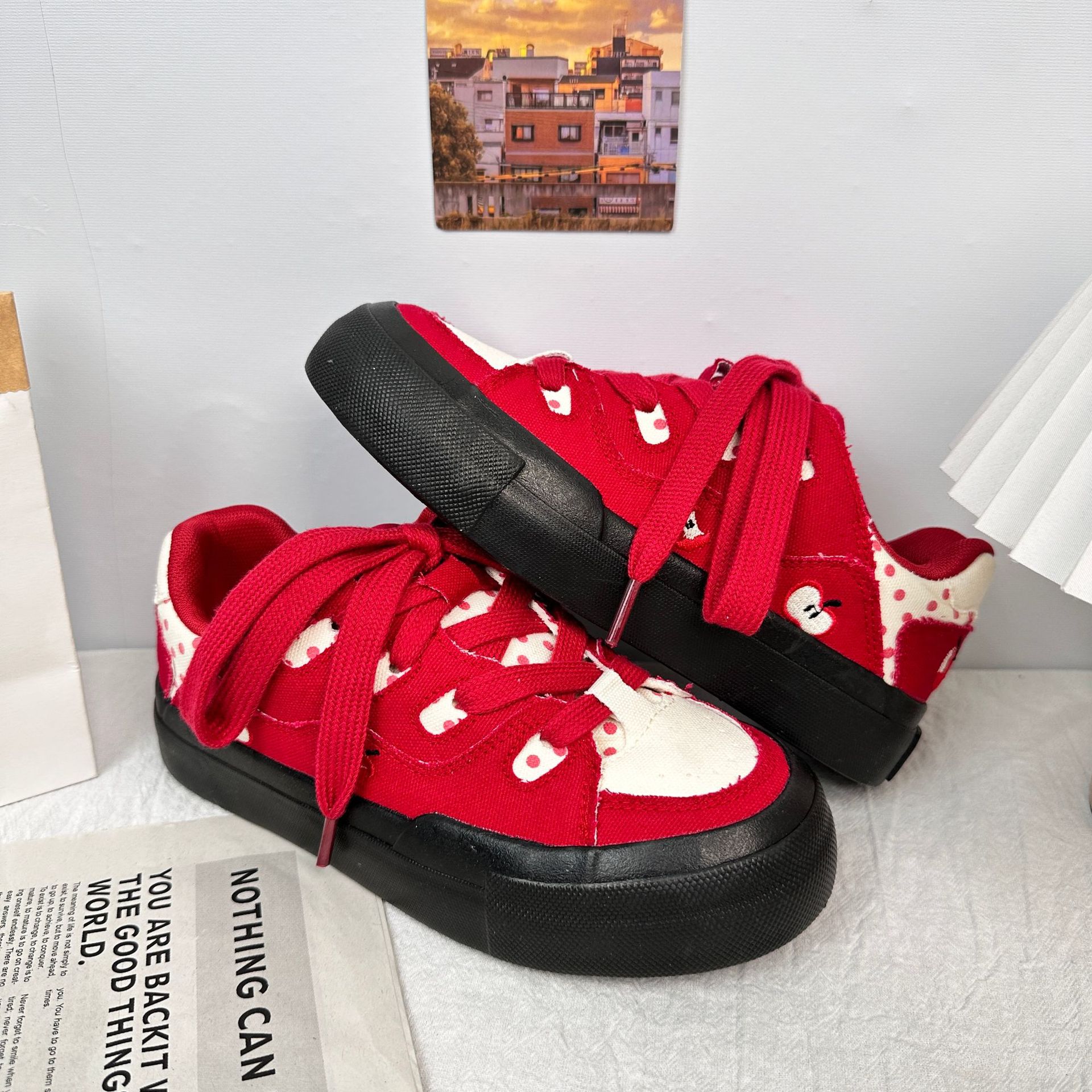 Zapatos de pan de dopamina de onda lejana 2025 nuevos zapatos de mujer de moda primavera de suela gruesa zapatos casuales de todo fósforo zapatillas de deporte para mujer