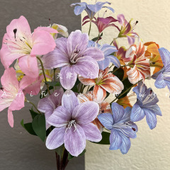 3頭の大百合3dプリント萱草百合結婚祝いの装飾地に花を並べて写真を撮ります。