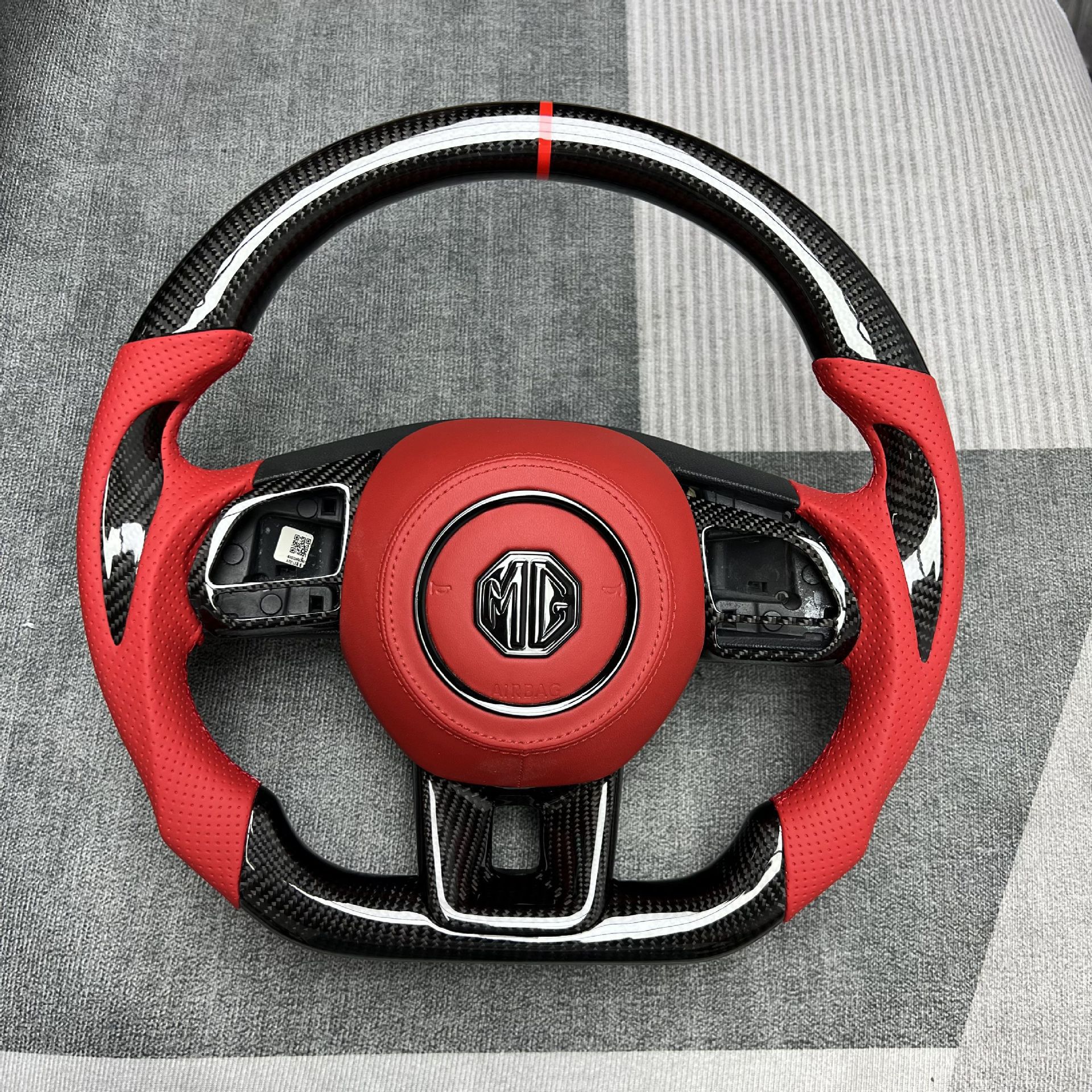 Custom Carbon Fiber Steering Wheel from the Source Manufacturer, Suitable for Modification and Processing of Roewe Mg Car Steering Wheels