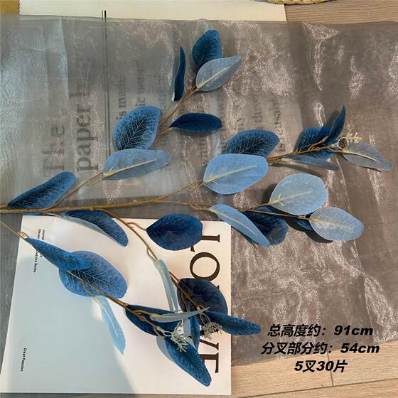 Blue-based artificial flowers wedding flowers fake flowers high-level haze blue row flowers flower arrangement road lead leaves
