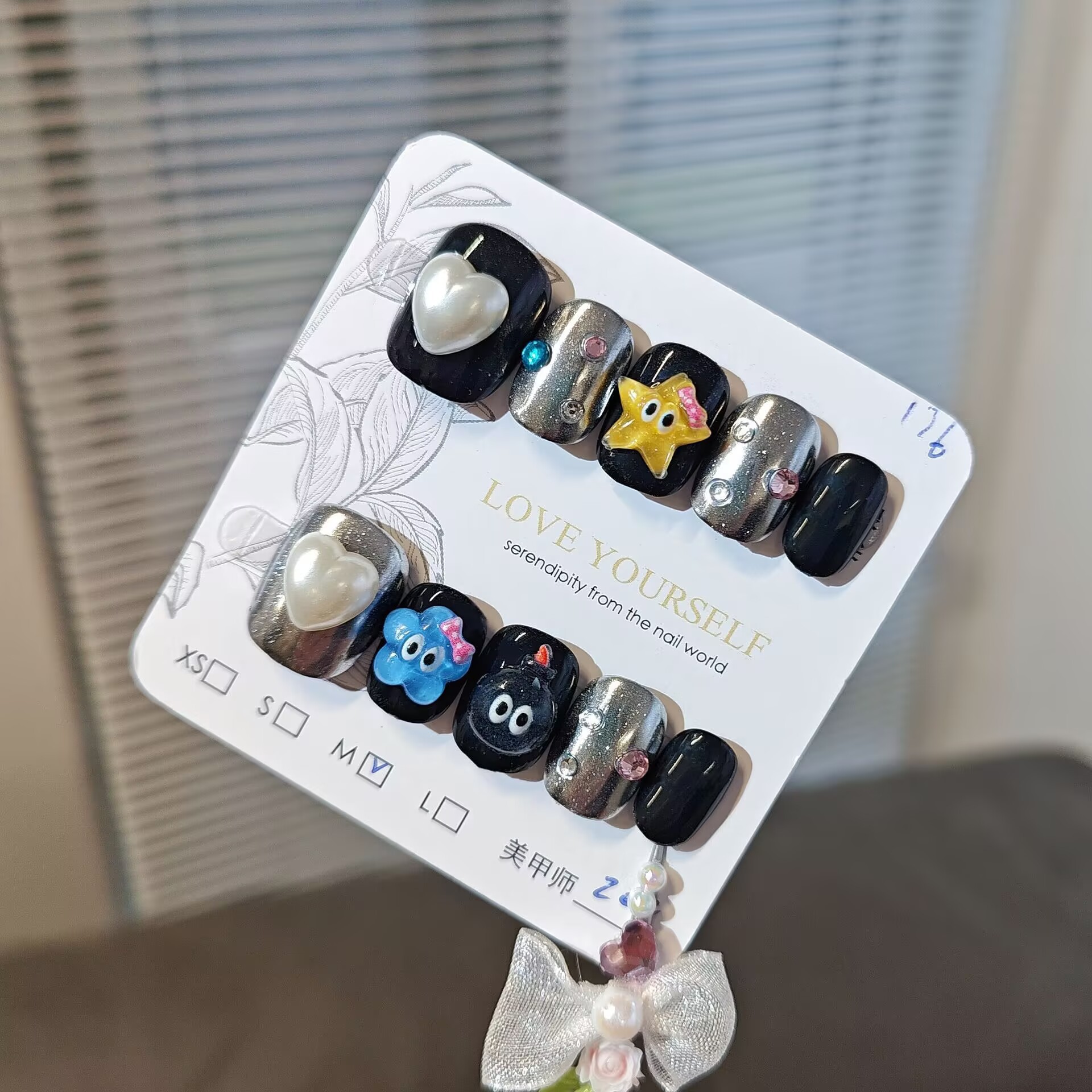 10 piezas en un paquete de uñas hechas a mano, negro lindo corto parche de uñas, productos terminados de dibujos animados al por mayor uñas falsas