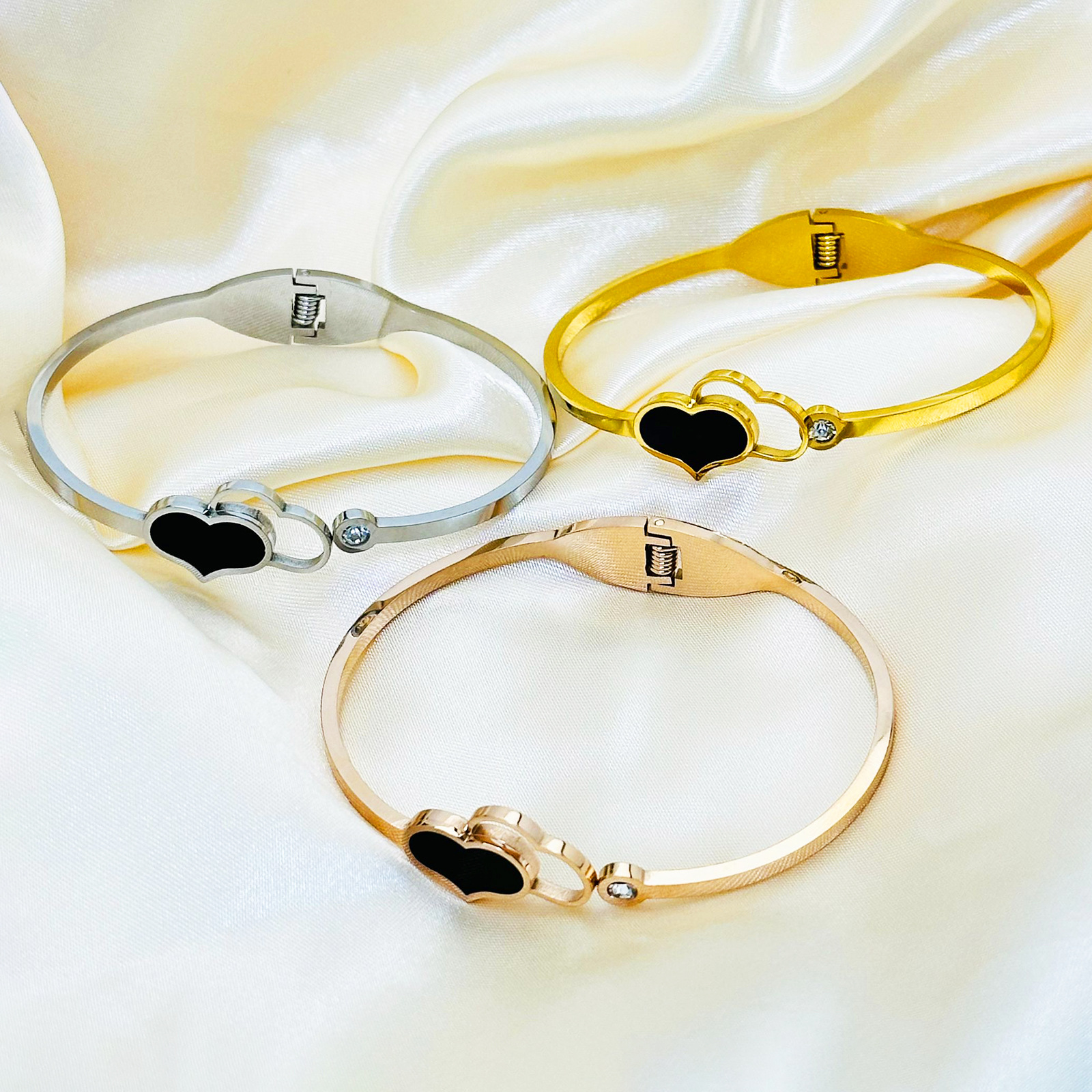 Brazalete de acero de titanio de amor negro no se desvanece en la personalidad dorada del viento frío nicho de diseño de pulsera de moda de alto nivel coreano