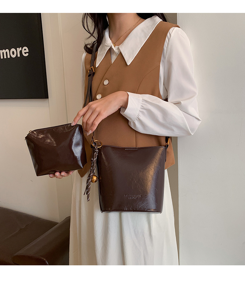 This year, the retro and fashionable women's 2024 new models are popular. This year, single-shoulder crossbody bags, large-capacity hand-held bucket bags, and cross-border bags are all in vogue full figure