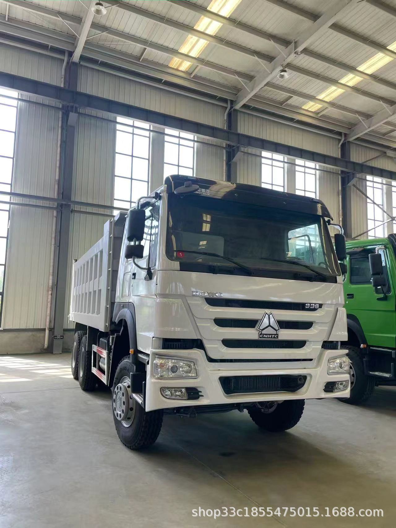 Cross-border export of HOWO 10-wheel dump truck with 371 horsepower for mining and soil transport, direct supply from the manufacturer