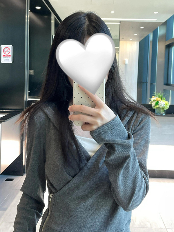 灰色连帽卫衣外套女初秋季2025新款小众设计感交叉打底衫针织上衣|undefined