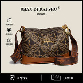 2025新款包包女新款高级感小众软皮三层枕头包中年复古单肩斜挎包