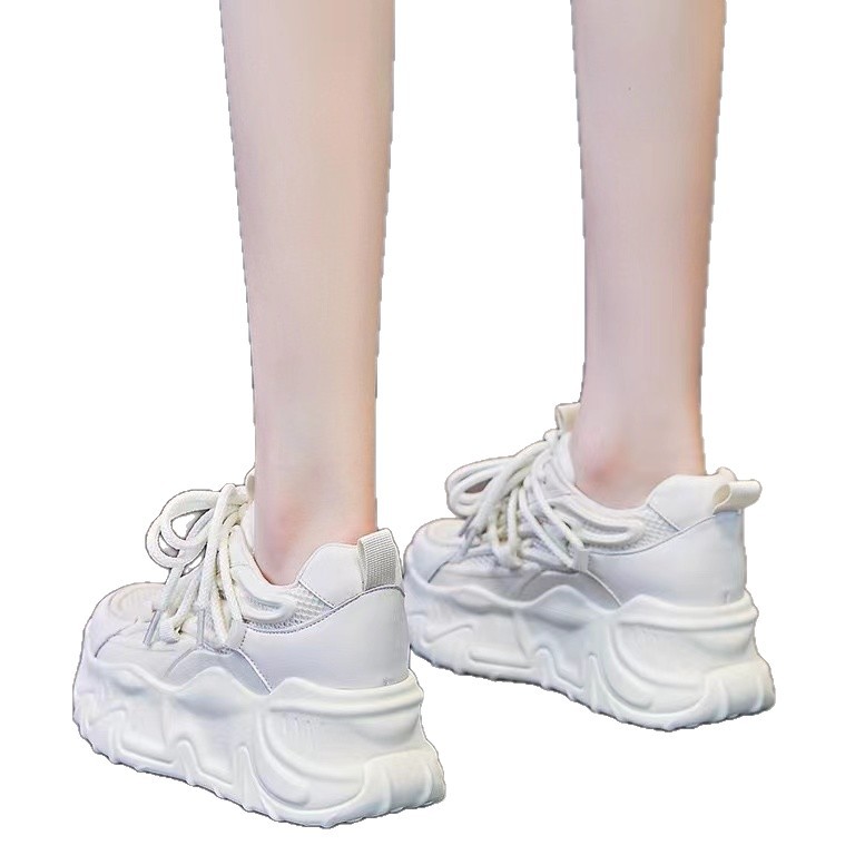 Zapatos respirables de red para mujeres 2025 verano nuevo suela gruesa ultra delgada de altura universal zapatos deportivos casuales para mujeres
