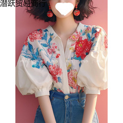 ユニークで美しい小さなシャツ、女性のフレンチスタイルの小さなトップ、パフスリーブの花柄シャツ、2025新しい女性の夏