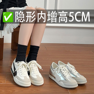 ���e�ٴ���c�[�΃����ߵ�ӖЬŮ��Ƥ�\��С��Ь�A�^ϵ������Ь