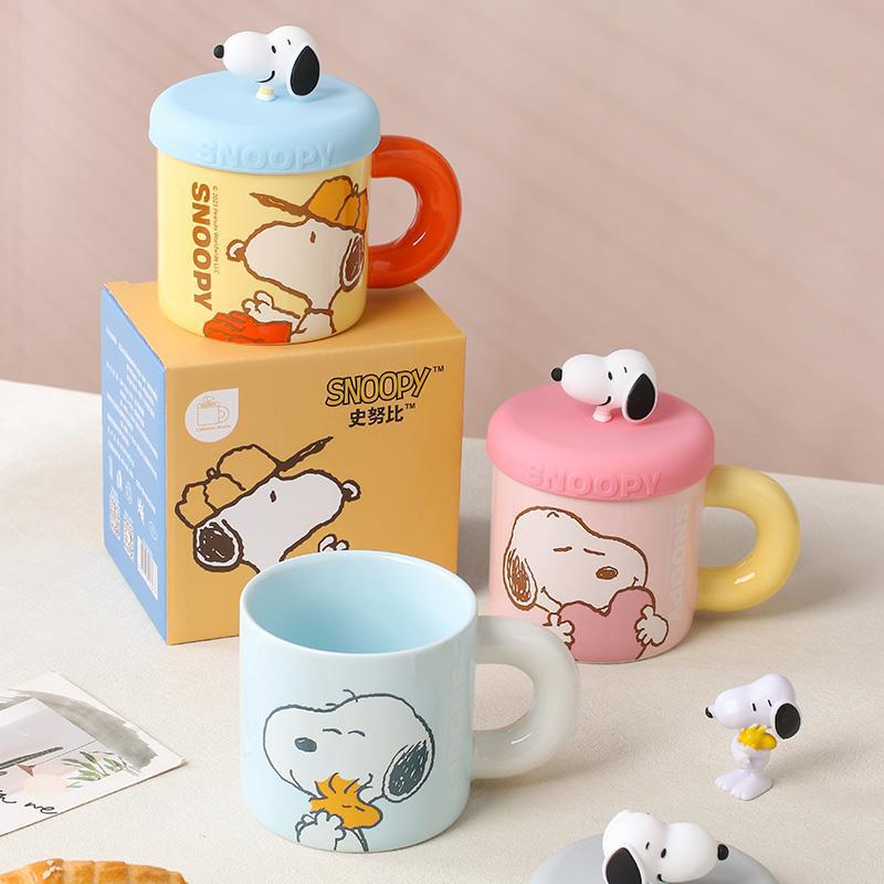 Snoopy copas de cerámica con tapa de taza ins de alto valor de regalo de cumpleaños de la oficina taza de agua doméstica