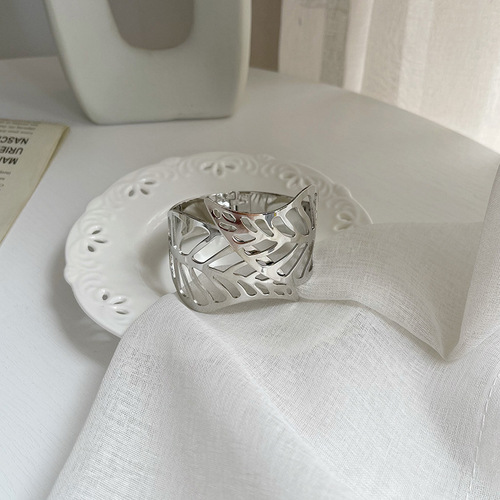 Manufacturer's new light luxury curtain straps metal spring hollow leaf curtain buckle household curtain clip wholesale
