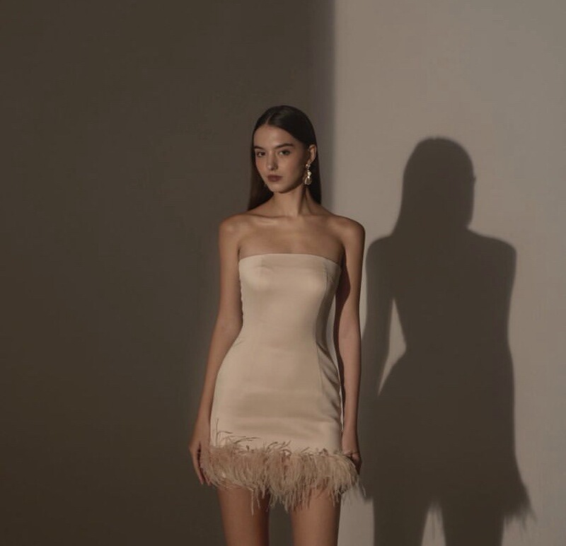 2025 Summer New Style Dress Is Simple, Fashionable, Sexy and Elegant, with Feather Trim, Strapless Short Dress That Makes You Look Slimmer