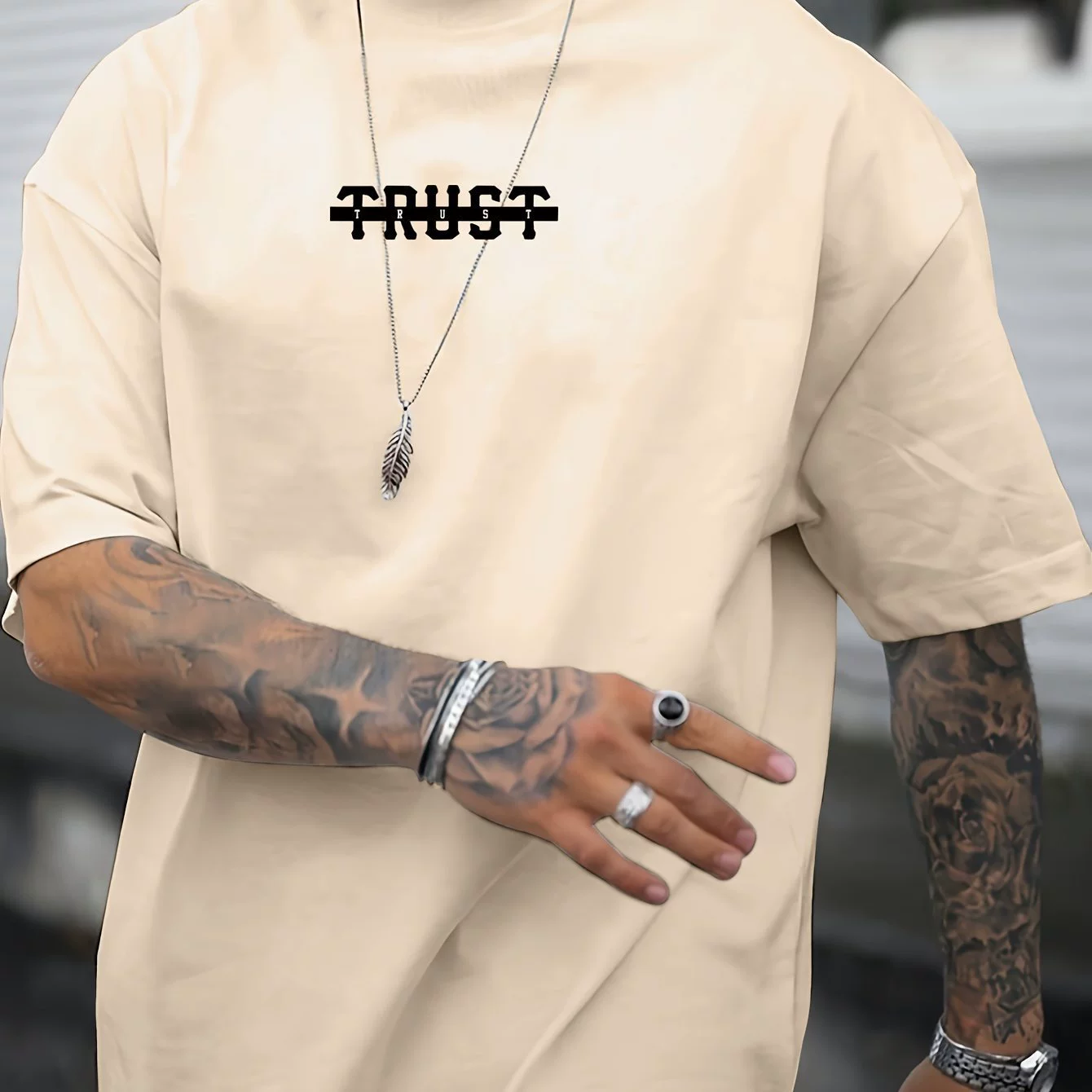 [Текстовый принт на футболке Trust Crossed]