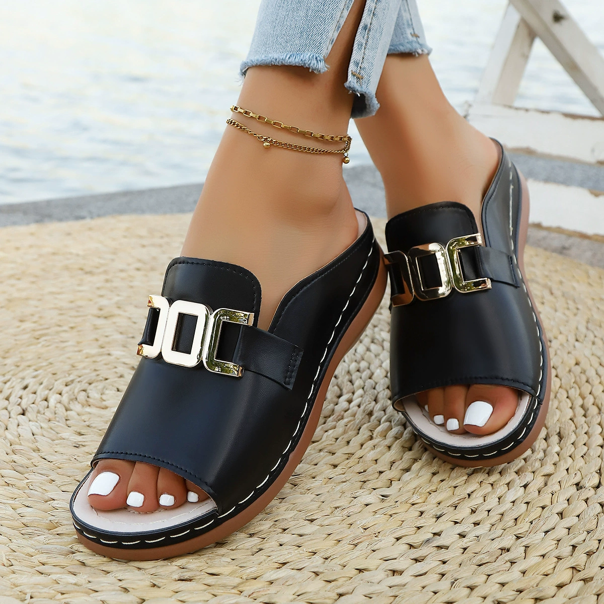 Женские тапочки на танкетке с толстой подошвой, новинка 2025 года, трансграничные, большие размеры, повседневные модные простые сандалии с открытым носком и металлической пряжкой