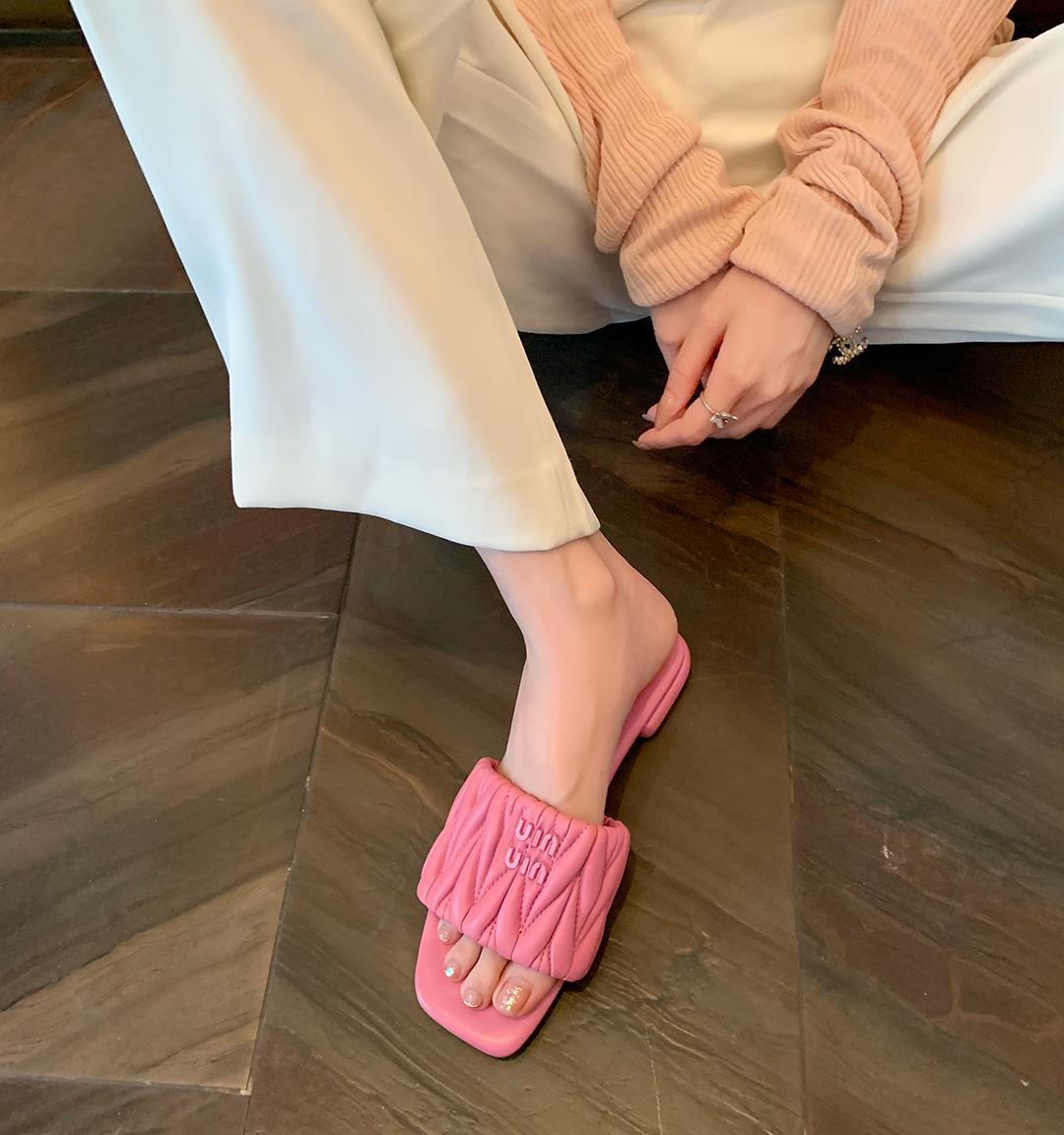 Sandalias planas versátiles y transpirables con punta cuadrada, antideslizantes, estilo nuevo de verano 2024, modernas y transpirables.