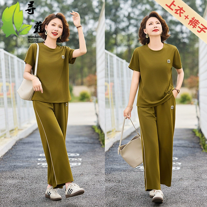 Средние и пожилые мамы одеты в 2025 году