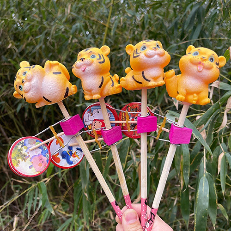 작은 호랑이가 드럼을 50부터 시작해서 흔든다