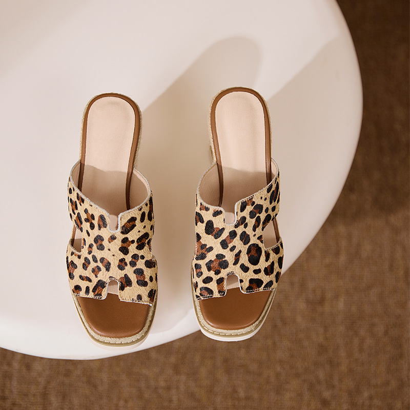 Dép sandal nữ quai ngang họa tiết da báo, đế xuồng bện rơm, gót cao 8 cm — Trang chủ