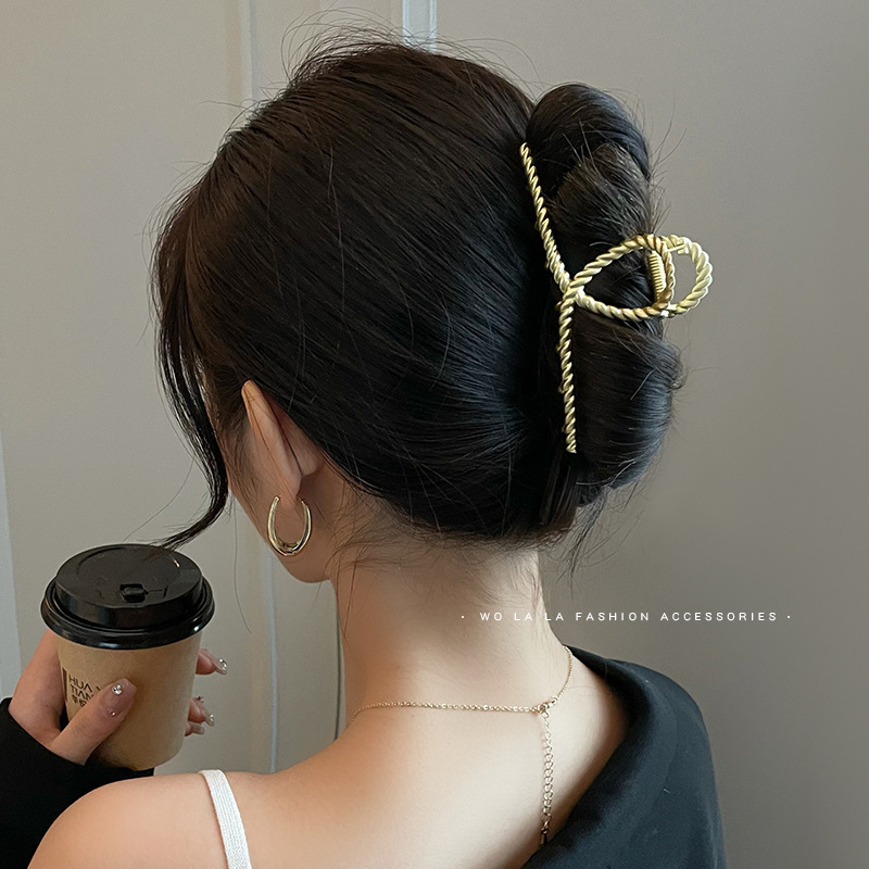 女性用メタルタッセルシャーククリップ、大型インターネットセレブヘアアクセサリー、ハイエンドヘアクリップ、後頭部ヘアピン卸売|undefined